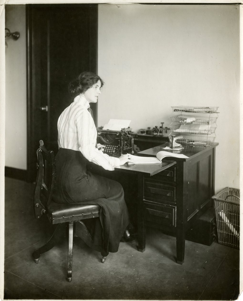 modèle avec machine à écrire, vers 1905-18 - Jessie Tarbox Beals