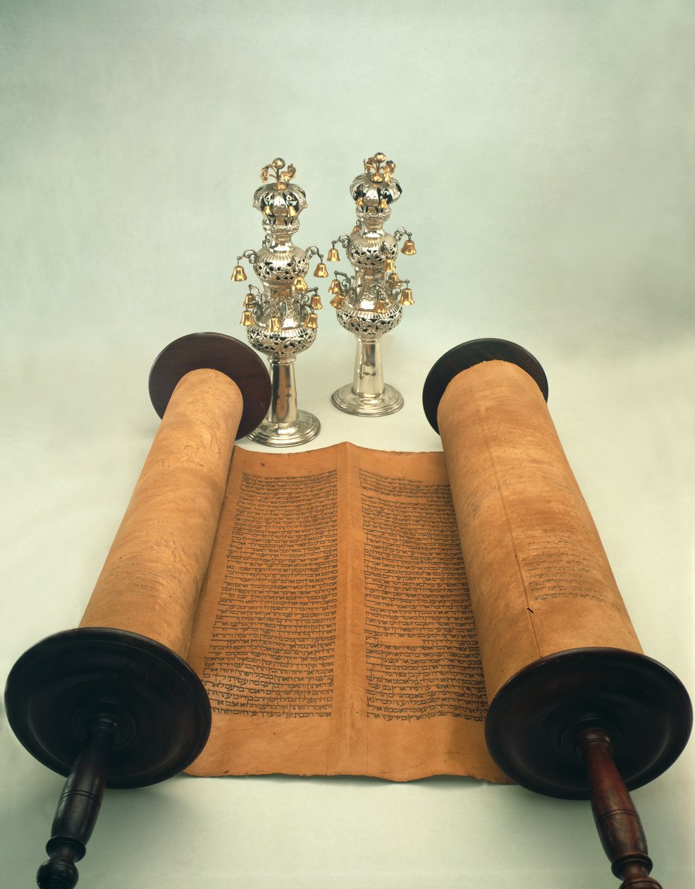 Rouleau de Torah avec des couronnes en argent - Jewish School
