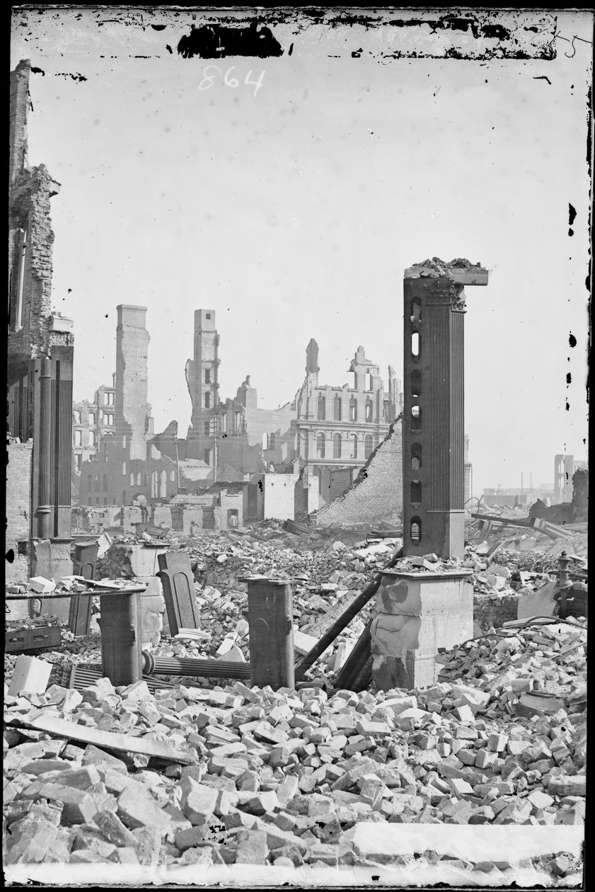 Vue depuis le coin sud-ouest des rues Dearborn et Monroe, montrant le Grand Pacific Hotel en arrière-plan et les ruines du Honore Block au premier plan après l
