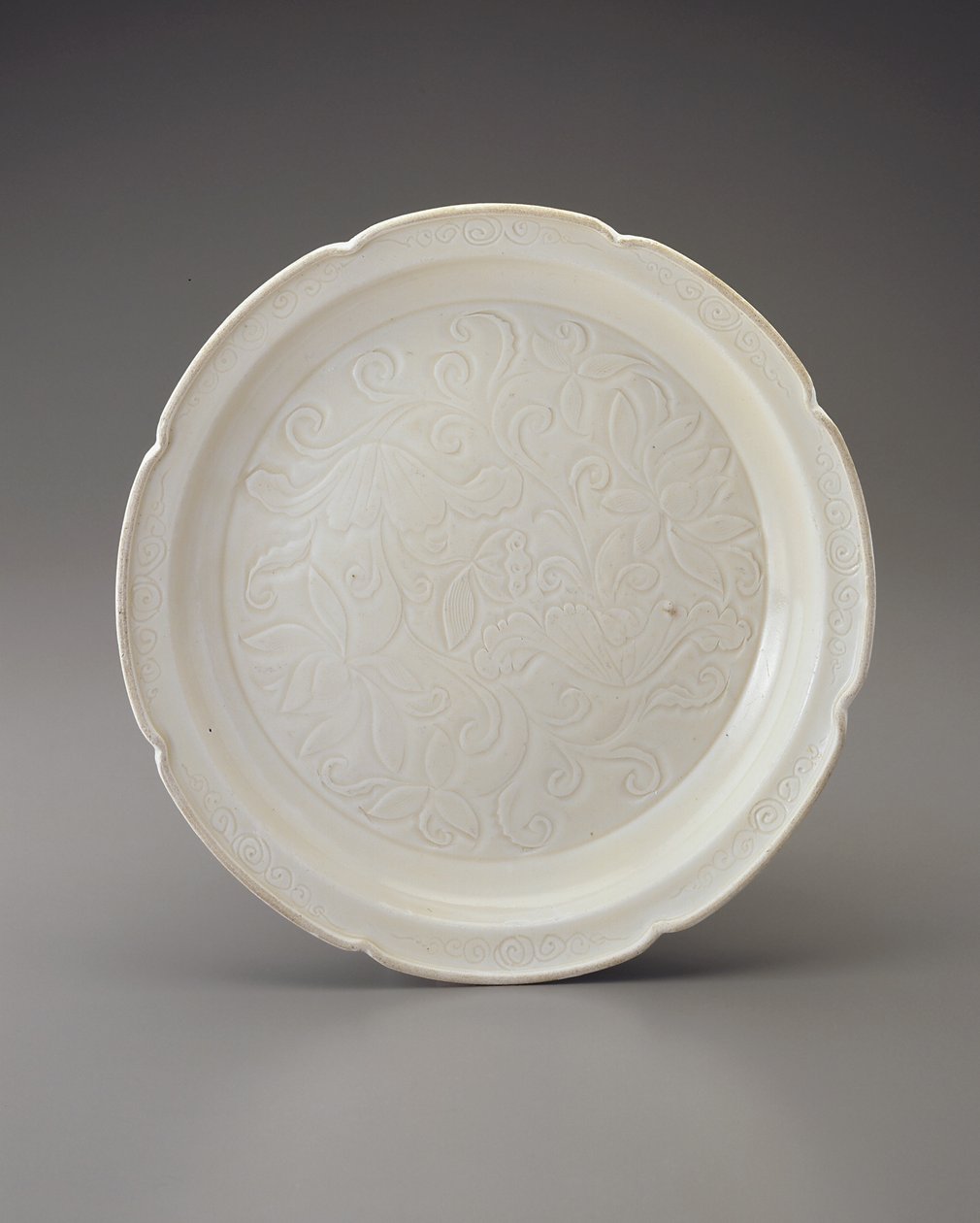 Plat à bord foliacé et décoration sculptée, province du Hebei - Jin Dynasty Chinese School