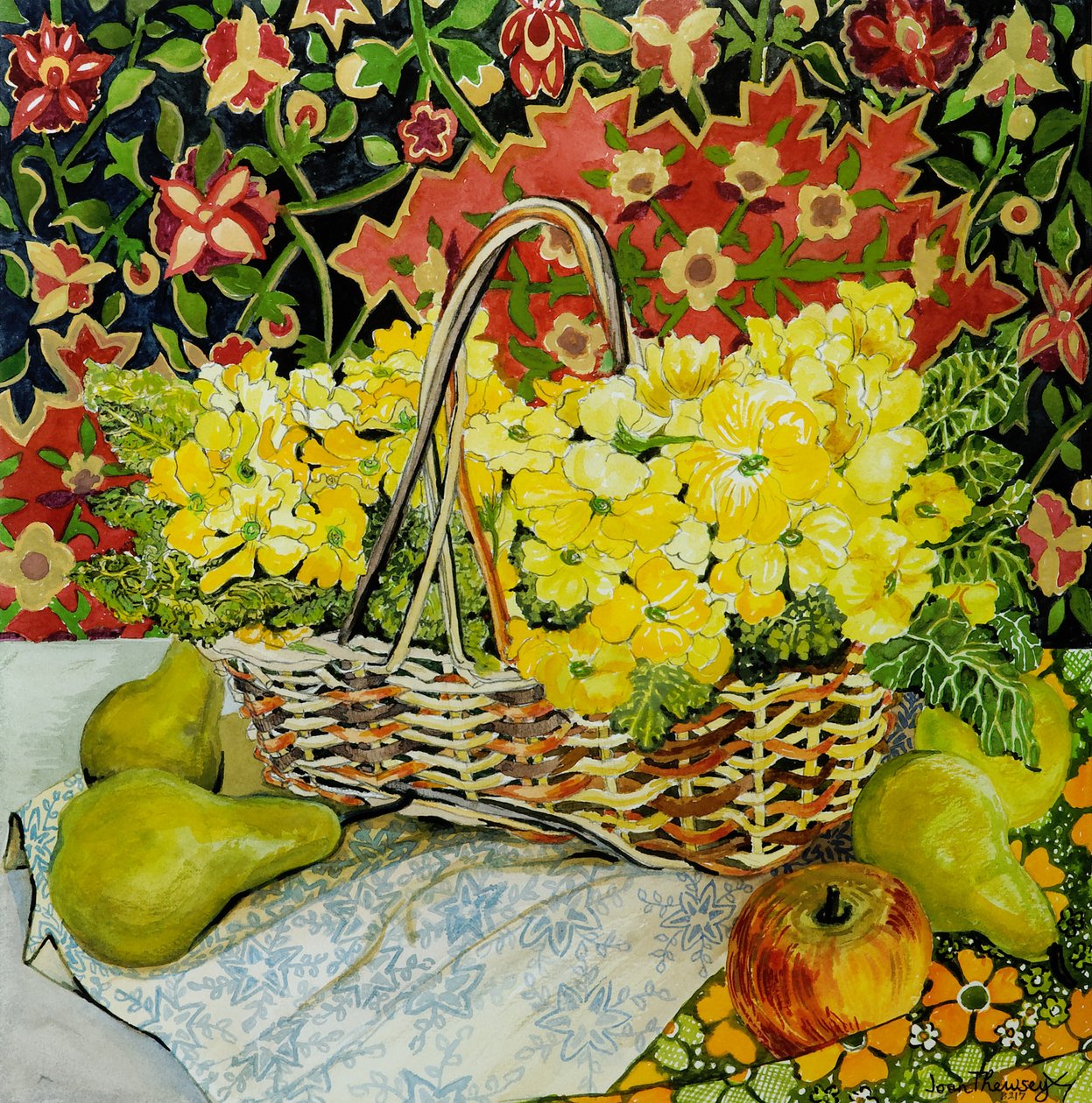 Primevères jaunes dans un panier, avec fruits et textiles - Joan Thewsey