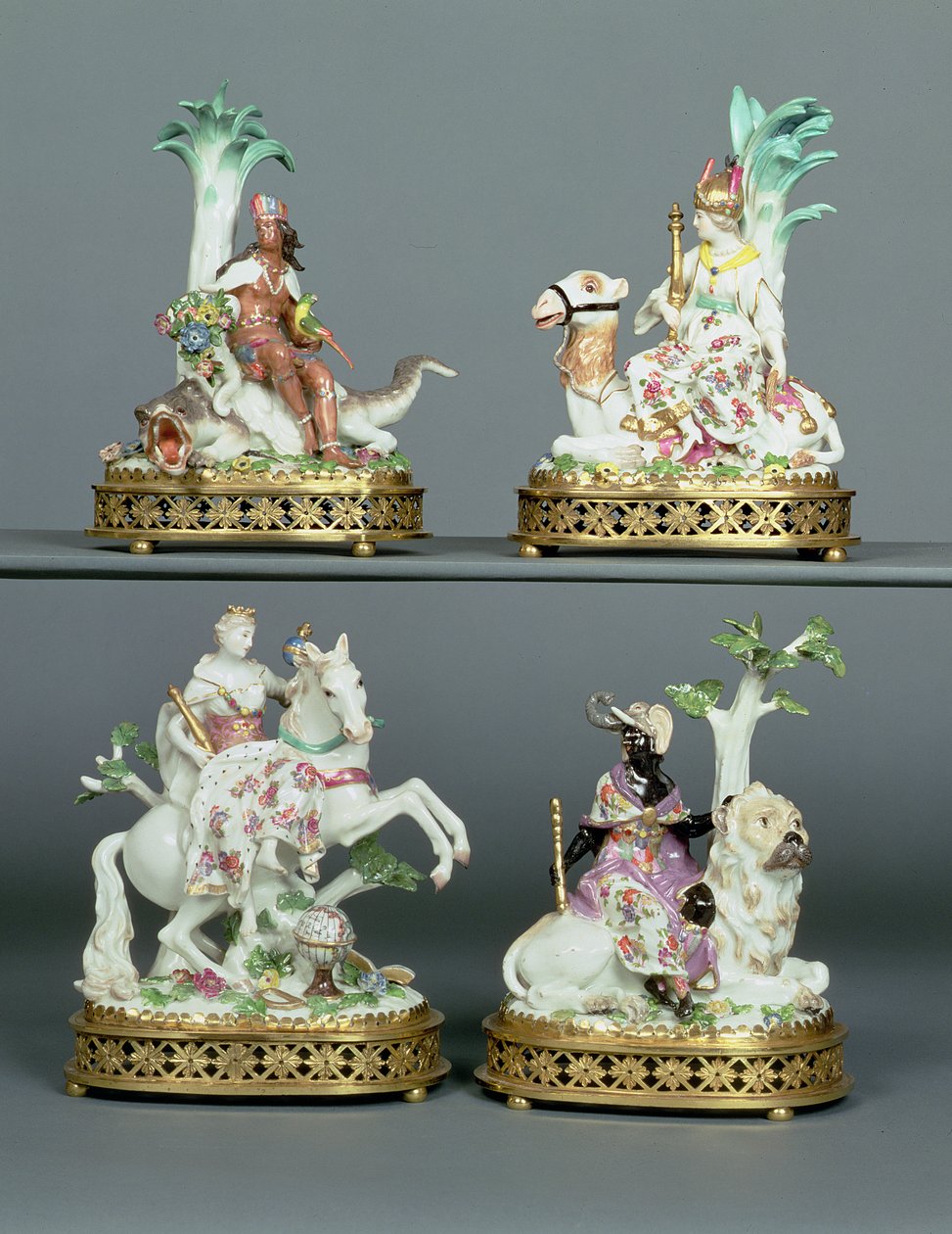Quatre groupes de Meissen représentant les quatre continents montés avec du bronze doré Louis XVI, modelés par Johann Joachim Kandler, milieu du 18ème siècle - Johann Joachim Kaendler