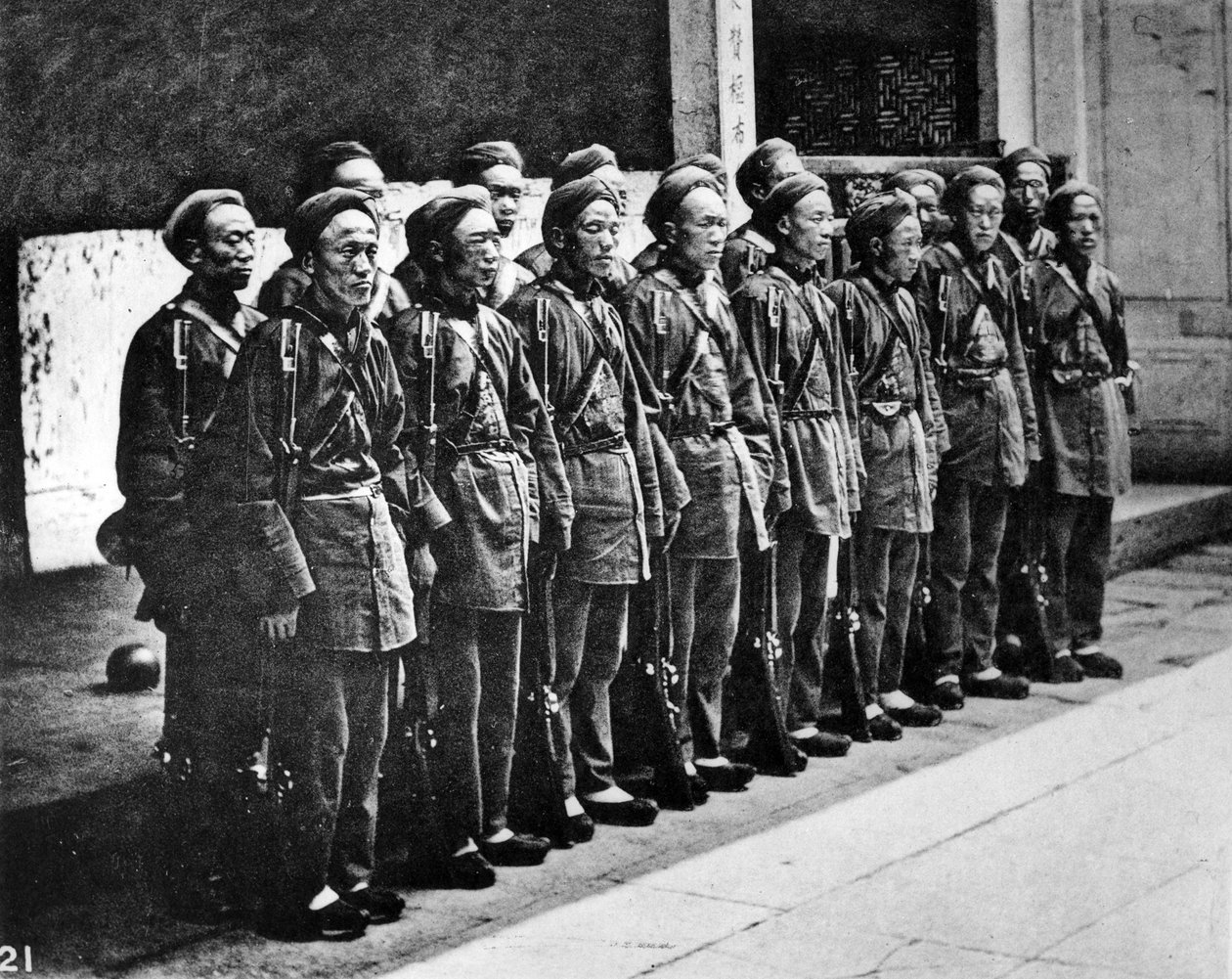 Troupes chinoises entraînées par un étranger, vers 1867-8 - John Thomson