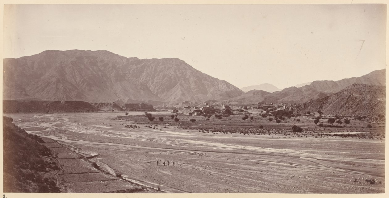 Vue générale des villages de Kadm et du col à gauche de Jumrood - John Burke