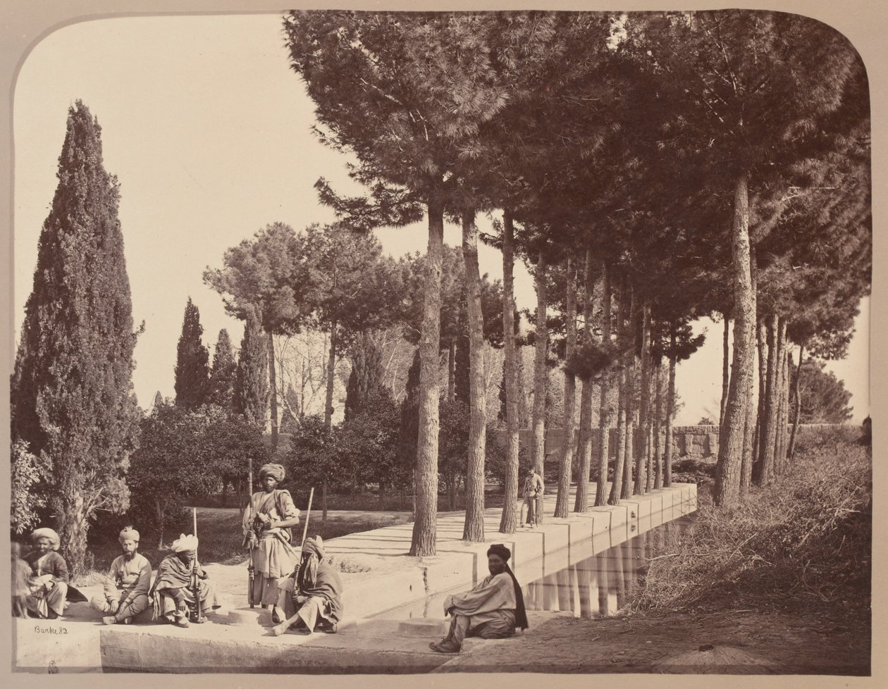 Tribus afghanes se reposant dans les jardins de Babur, Jalalabad, 1878 - John Burke