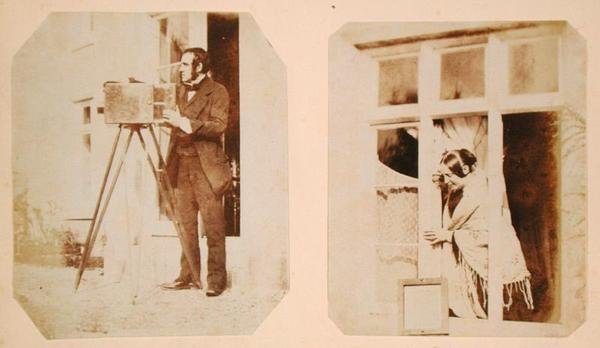 Autoportrait à gauche et Emma Thomasina Llewelyn imprimant un négatif papier au soleil à droite - John Dillwyn Llewelyn