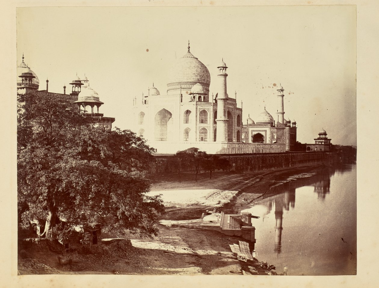 [Taj Mahal depuis les rives de la rivière Yamuna] - John Edward Saché