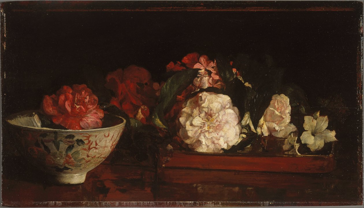 Fleurs sur un plateau japonais sur une table en acajou - John La Farge