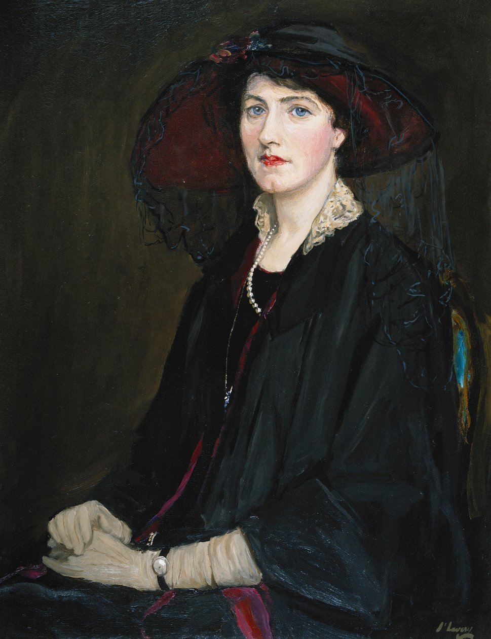 Portrait de Lady Raeburn, assise mi-longueur, en veste à col en dentelle, collier de perles et chapeau noir - John Lavery
