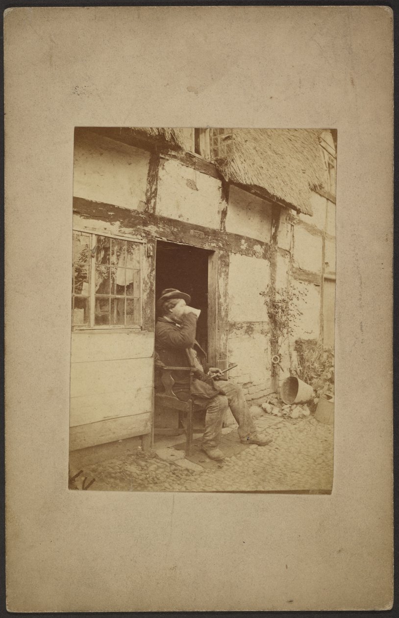 [Homme assis buvant dans une tasse dans l