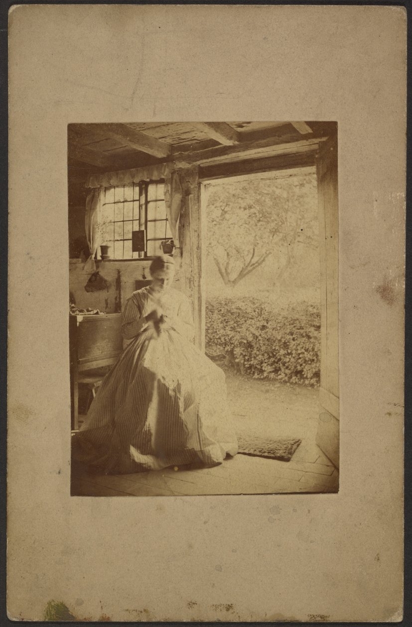 [Femme en robe longue rayée assise à l