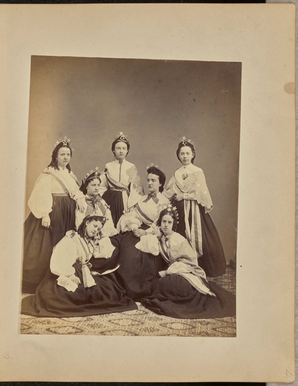 [Portrait de groupe de femmes portant des couronnes et des écharpes]. - Jordan H. Abbott