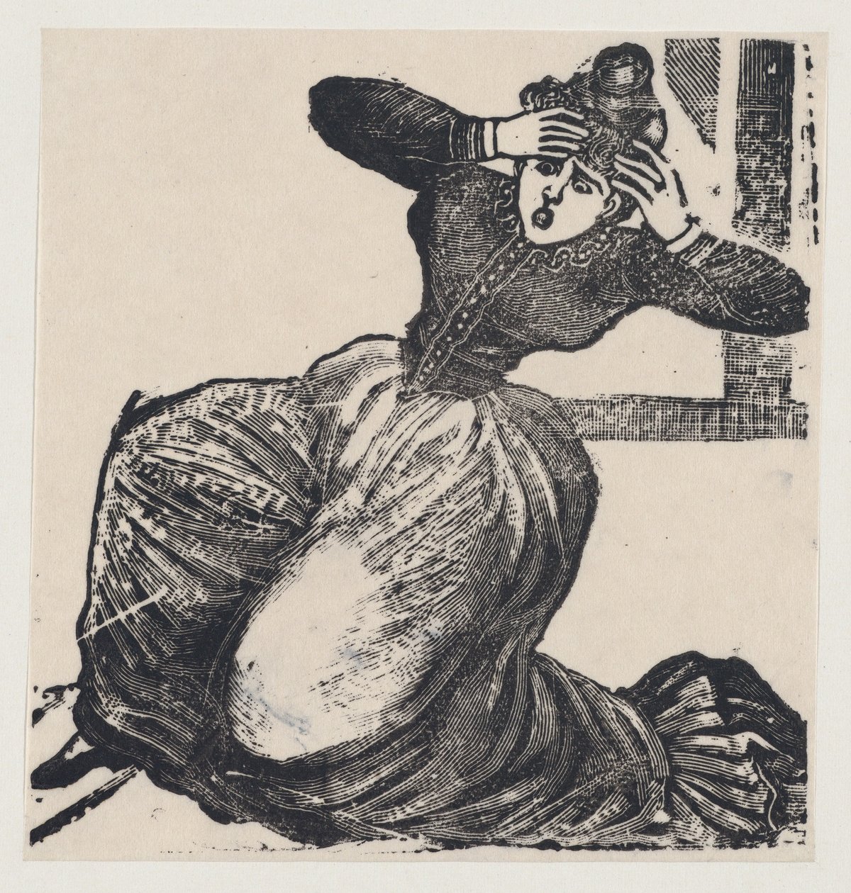 Une femme haletante au sol avec les mains levées à la tête, d