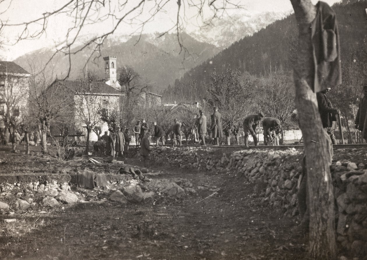 Album "Meine weltkriegs - Erinnerungen South-West Front (Carinthie, Italie, Tyrol du Sud) 31/03/1915-12/11/1918 - Josef Zohles Wien" : soldats au travail pour le commandement - Josef Zohles