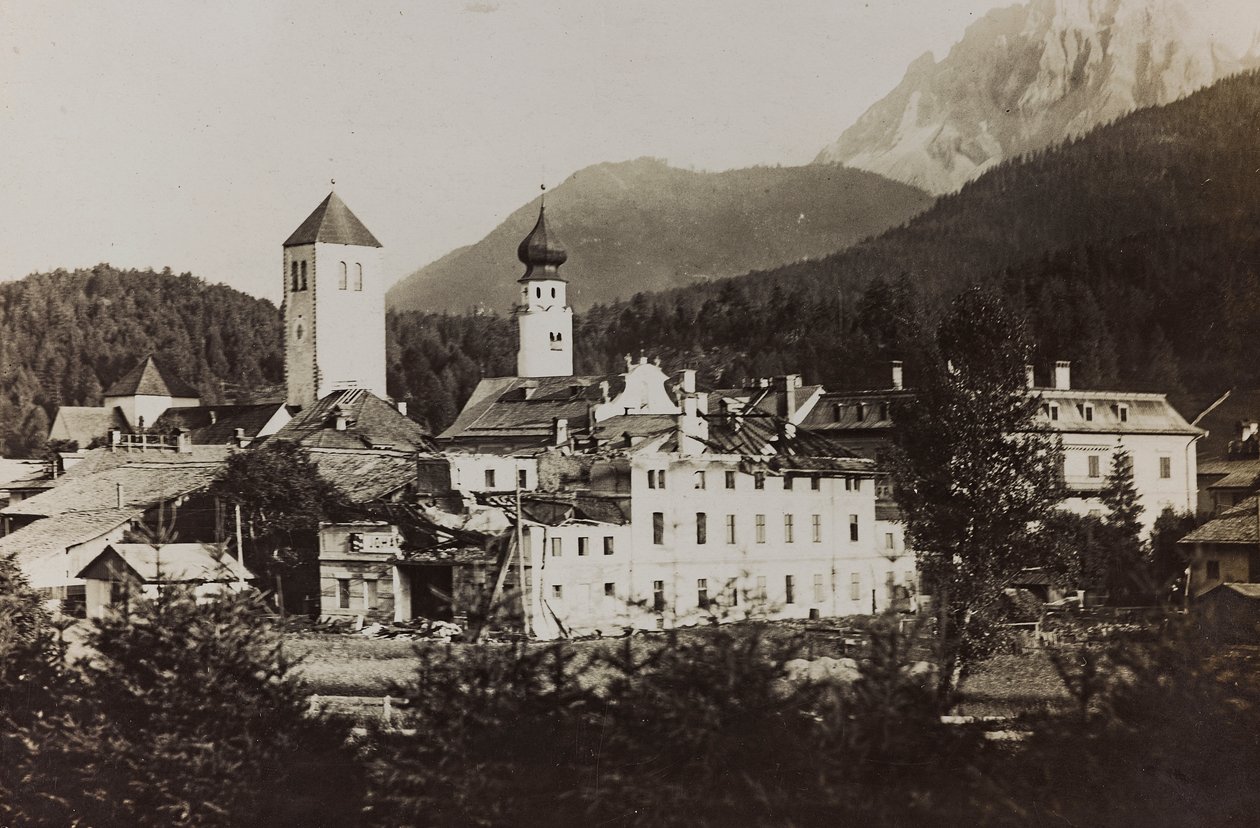 Album "Meine weltkriegs - Erinnerungen South-West Front (Carinthie, Italie, Tyrol du Sud) 31/03/1915-12/11/1918 - Josef Zohles Wien" : vue de Dobbiaco après le bombardement - Josef Zohles