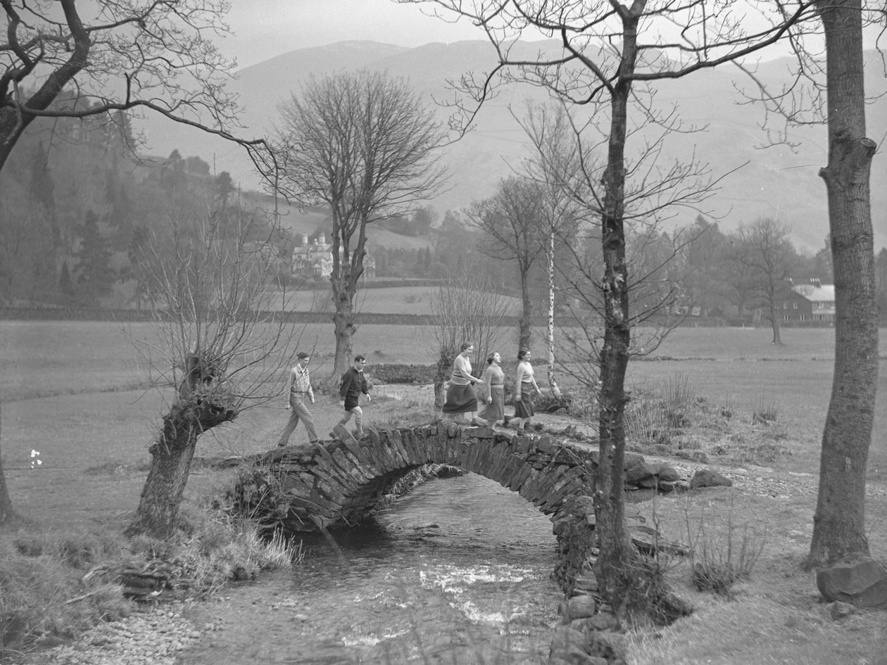 Groupe de jeunes marcheurs sur un pont - Joseph Hardman