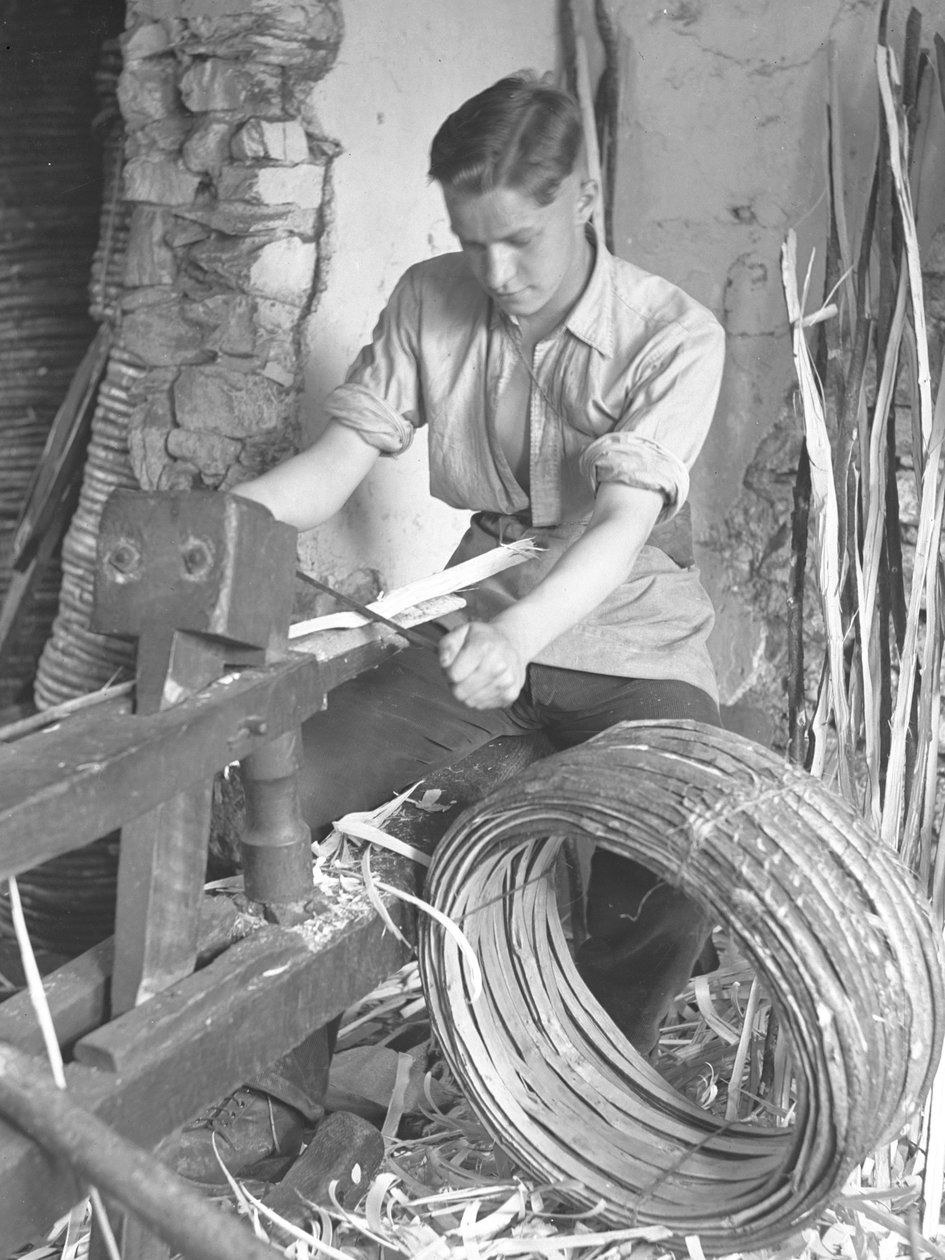 Le fabricant de cerceaux utilise un couteau à dessiner pour fabriquer des cerceaux - Joseph Hardman