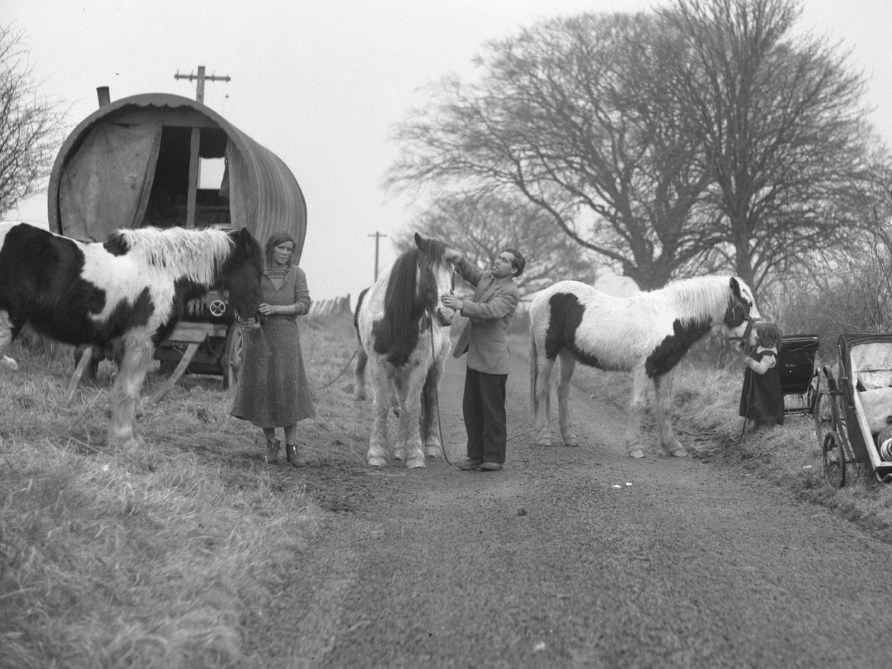 Une camionnette à harnais sur le bord de la route avec des gitans et des chevaux - Joseph Hardman
