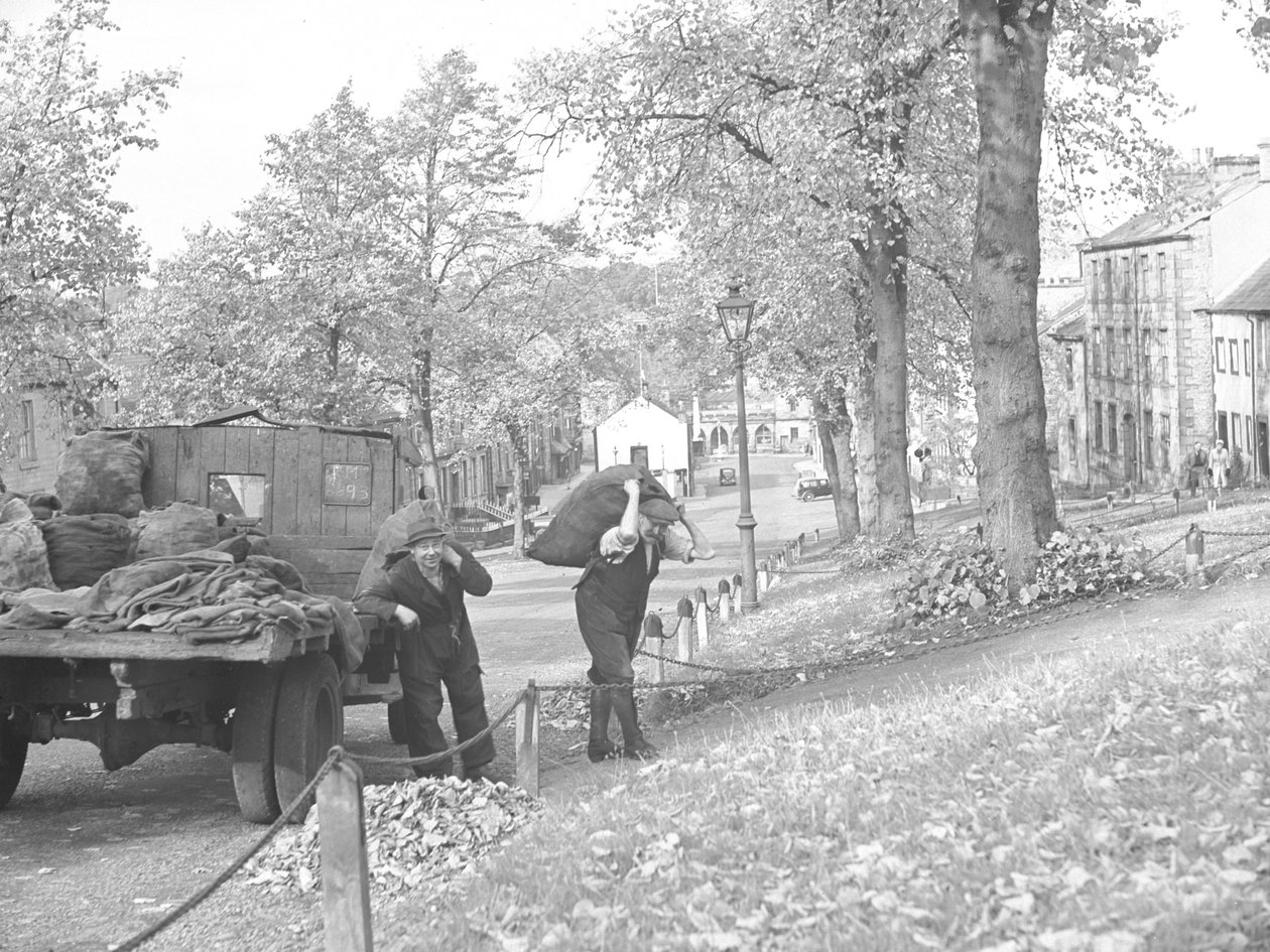 Camion dans la rue avec deux charbonniers transportant des sacs de charbon - Joseph Hardman