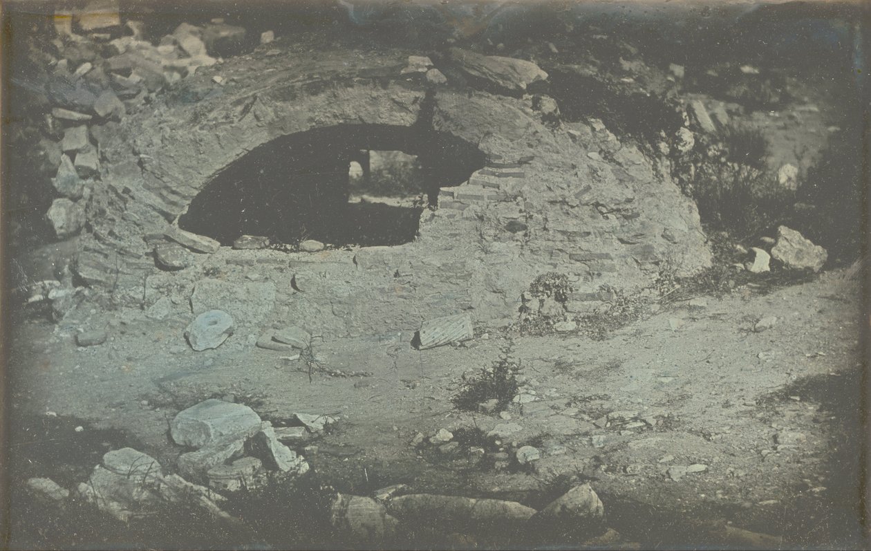 Athènes. Temple de Minerve Poliade (premiers plans) / Ouverture de citerne au pied de l