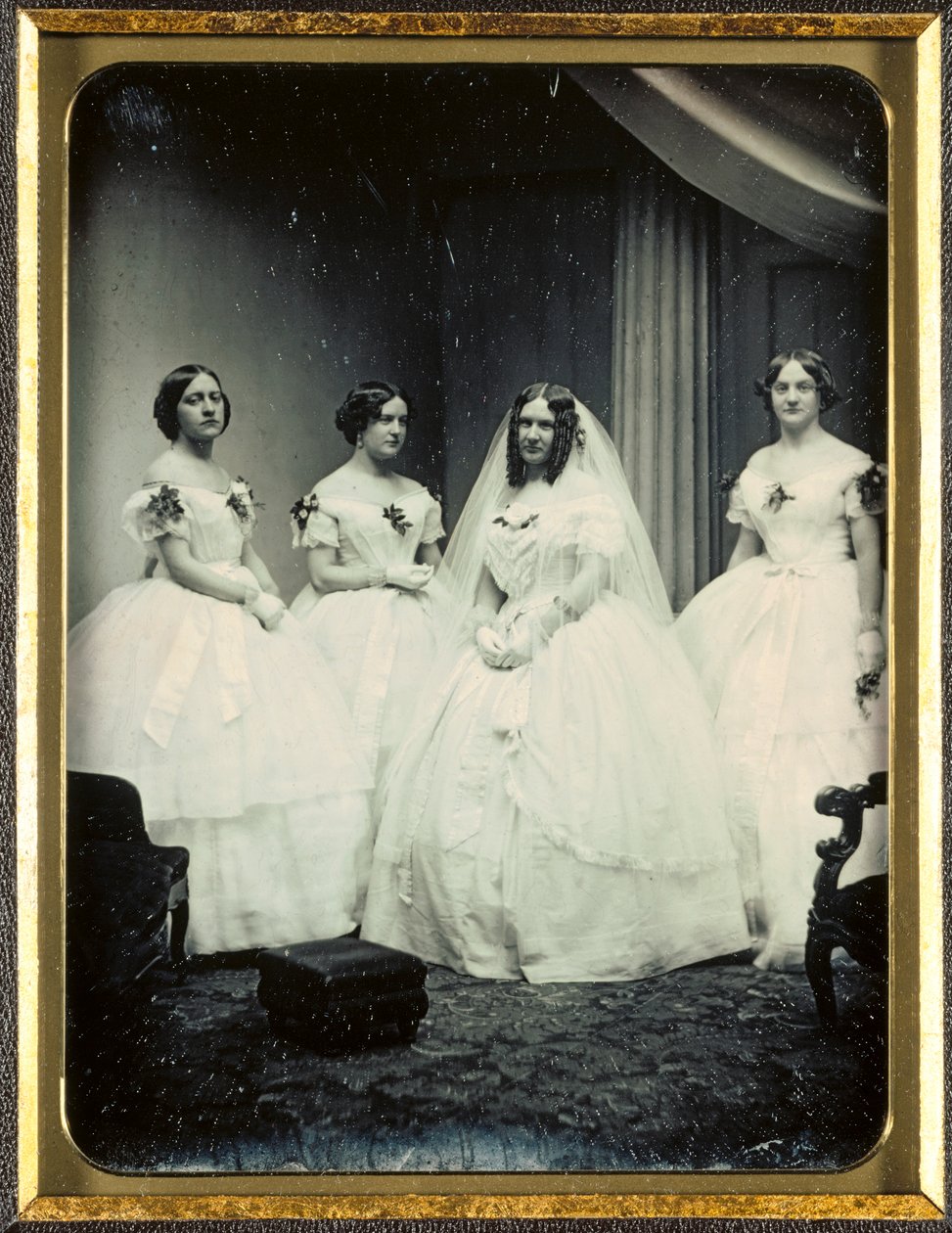 Une mariée et ses demoiselles d