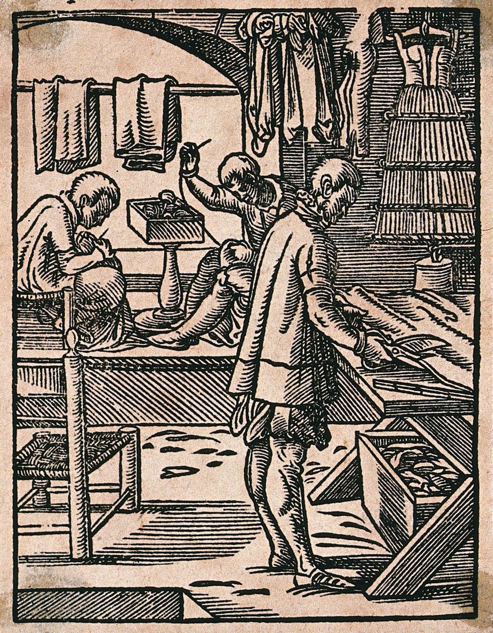 Un tailleur coupe du tissu avec des ciseaux tandis que ses collègues cousent à un établi. Gravure sur bois de J. Amman. - Jost Amman