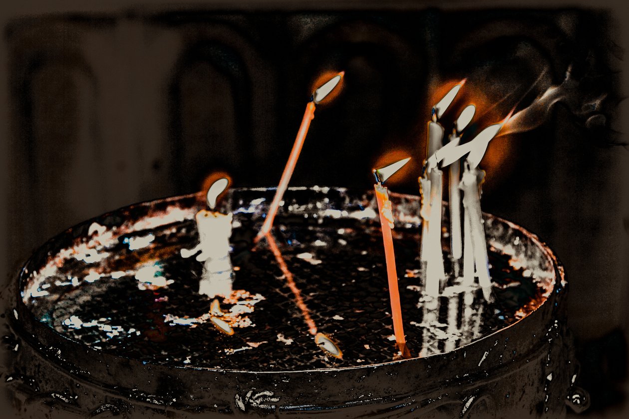 Bougies allumées ; de la série Église du Saint-Sépulcre, 2016 (photographie) - Joy Lions