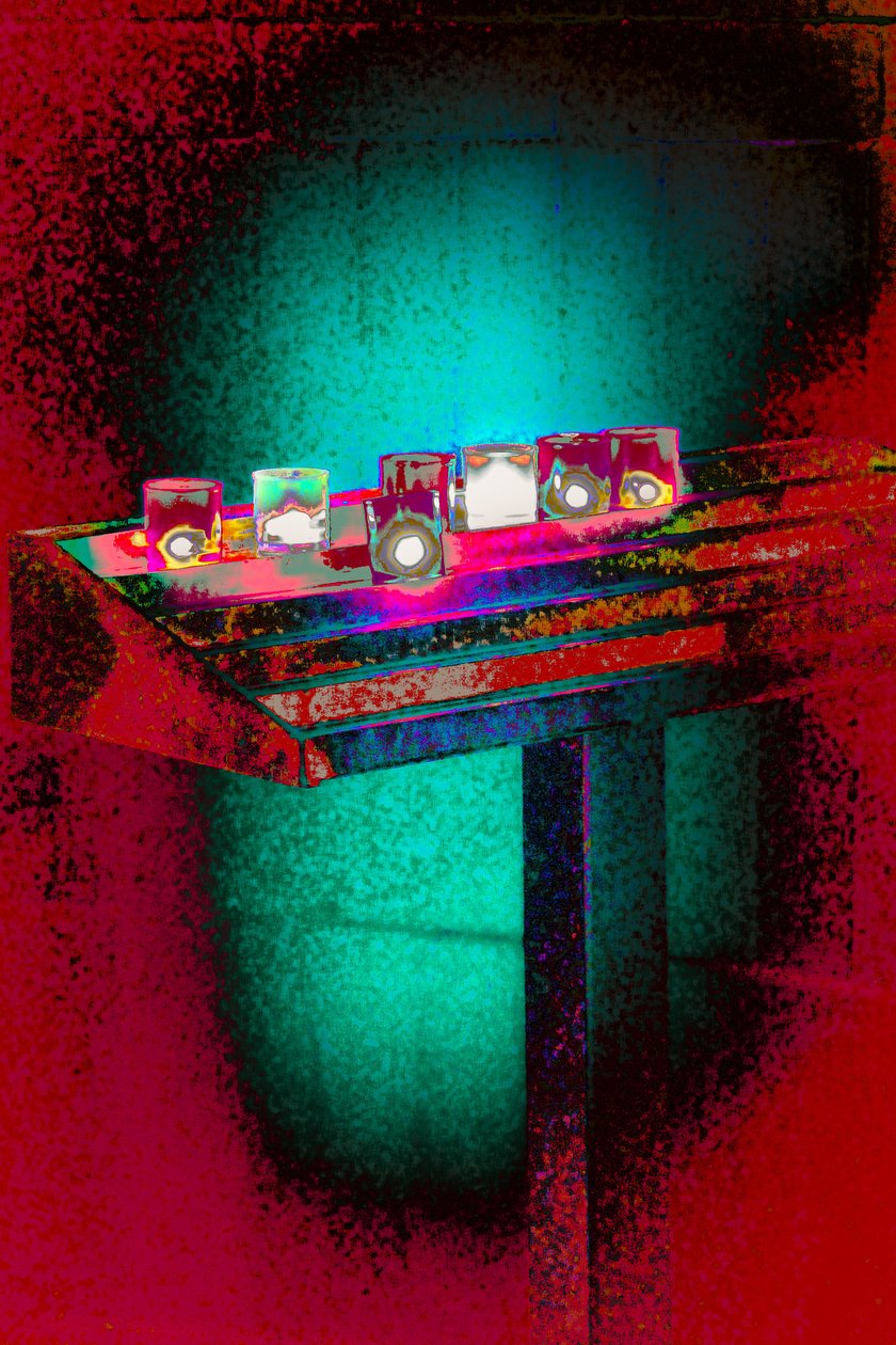 The Light, de la série Votive Candles, 2015 (photographie) - Joy Lions