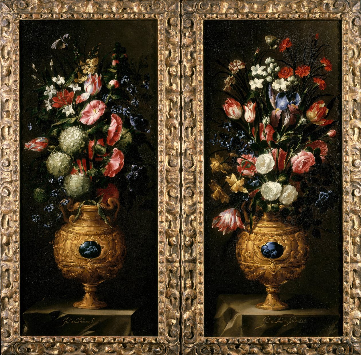 Paire de natures mortes de fleurs dans des vases dorés décoratifs avec des cartouches en lapis - Juan de Arellano