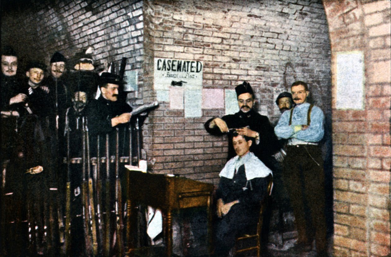 Soldats français et un barbier dans les casemates, Verdun, septembre 1916 - Jules Gervais Courtellemont
