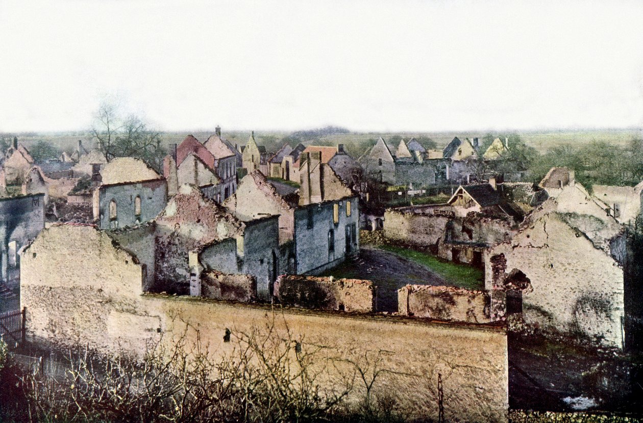Le village lourdement endommagé de Châtillon-sur-Morin, au sud d