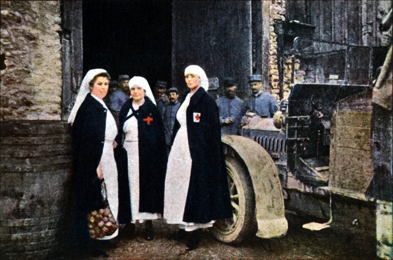 Trois femmes portant la Croix-Rouge et le personnel de l