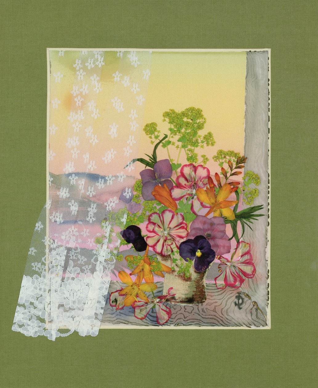 Fleurs mélangées dans un vase sur un rebord de fenêtre - Julia Gibson