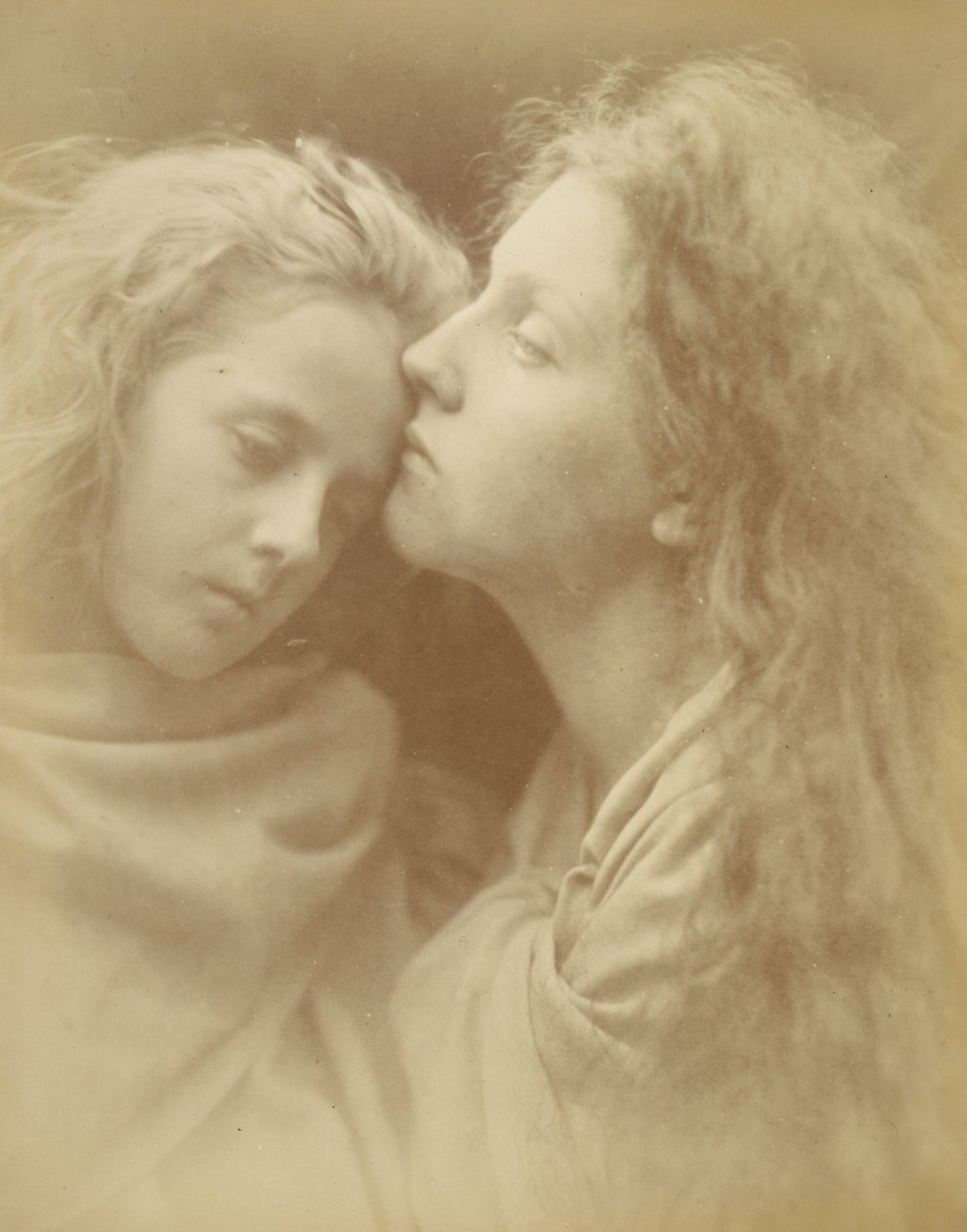 ("The Kiss of Peace"  - Le baiser de paix)  - Mary Ann Hillier (et Florence Anson ) - Julia Margaret Cameron