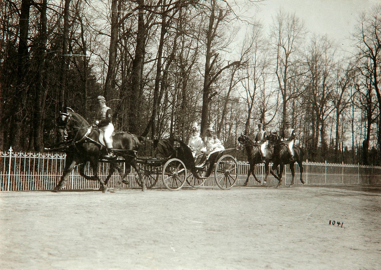 Tsar Nicolas II et Tsarine Alexandra Fyodorovna de Russie dans une calèche, début du 20e siècle - K. von Hahn