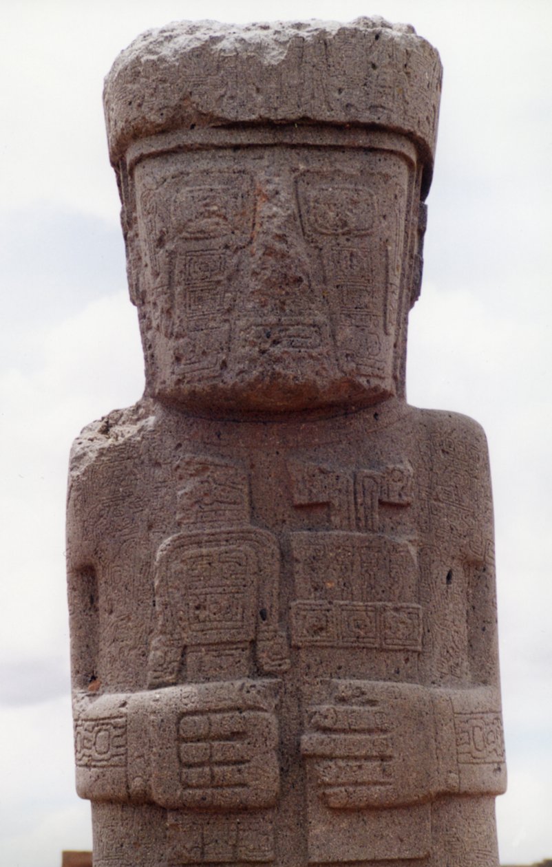 Monolithe de Ponce debout à Kalasasay, la zone du temple du site précolombien, construit entre le 8e et le 10e siècle après J.-C. (photo) (voir aussi 138751) - Katie Attenborough