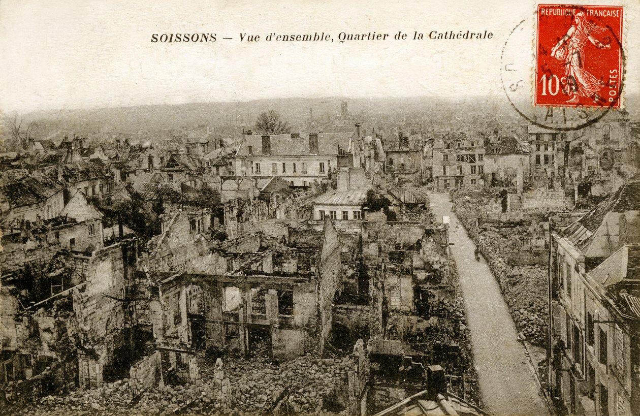 Vue générale du quartier de la cathédrale en ruines, Soissons - Alec Hunter