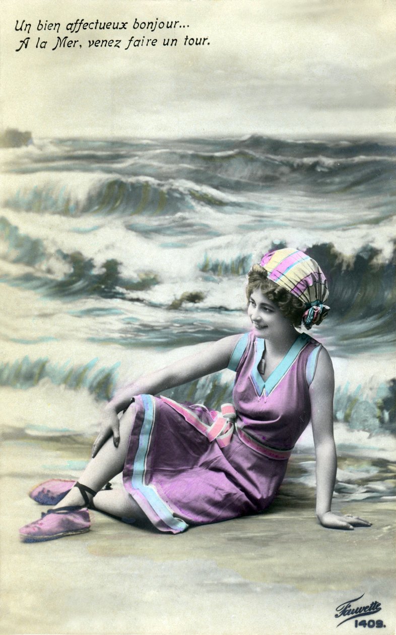 Femme sur la plage, vers début 1900 (carte postale) - 