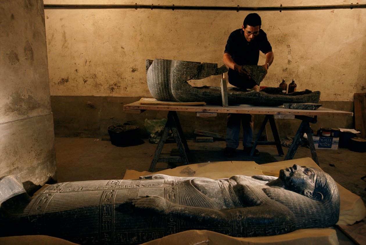 Fragments de la base du sarcophage de Senqed reconstruits, Nouvel Empire, 2002 - Kenneth Garrett