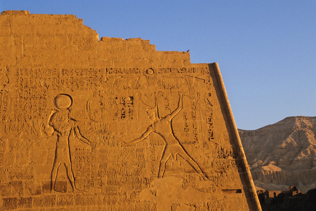 Ramsès III frappant des ennemis, temple principal, pylône, Médinet Habou, Nouvel Empire, Égypte, scène - Kenneth Garrett