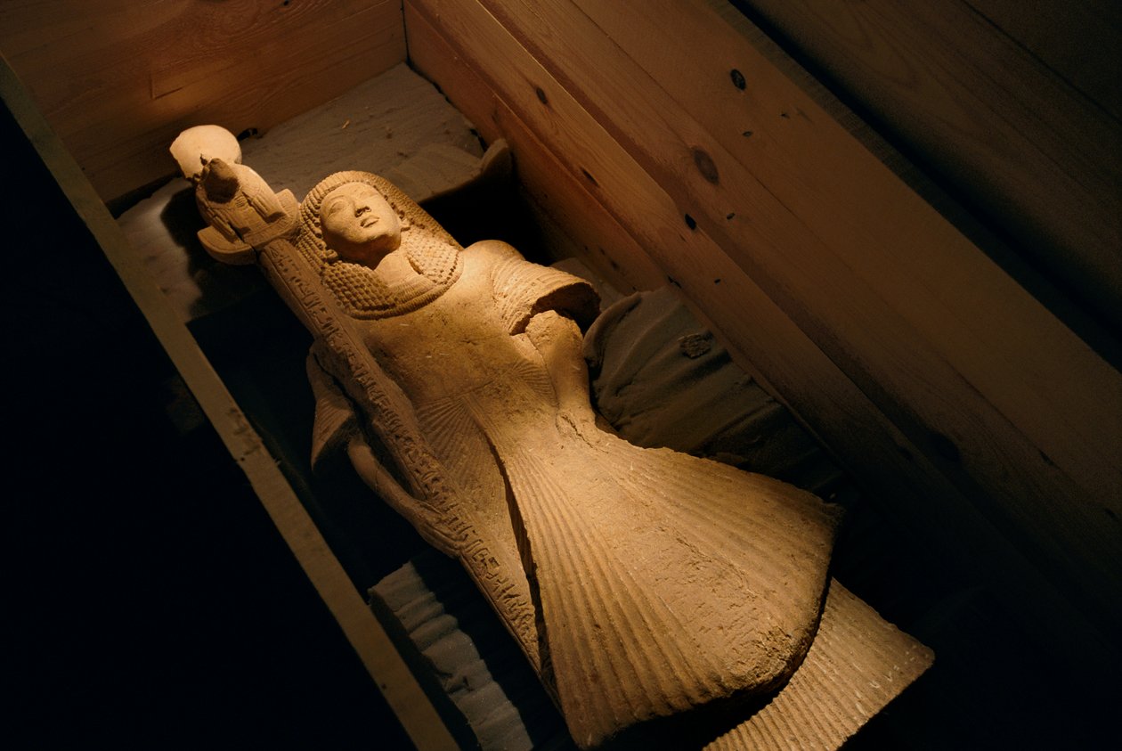 Statue en grès de Nebre en tant que porte-étendard de la déesse de la guerre à tête de lion Sekhme..., 2002 (photo) - Kenneth Garrett