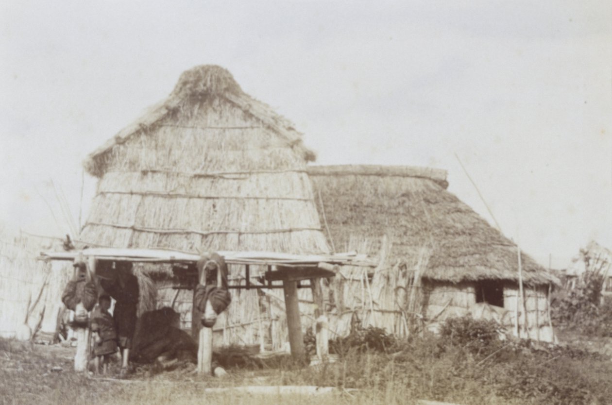 Entrepôt Ainu avec enfants Ainu, vers 1890 - Kenzô Tamoto