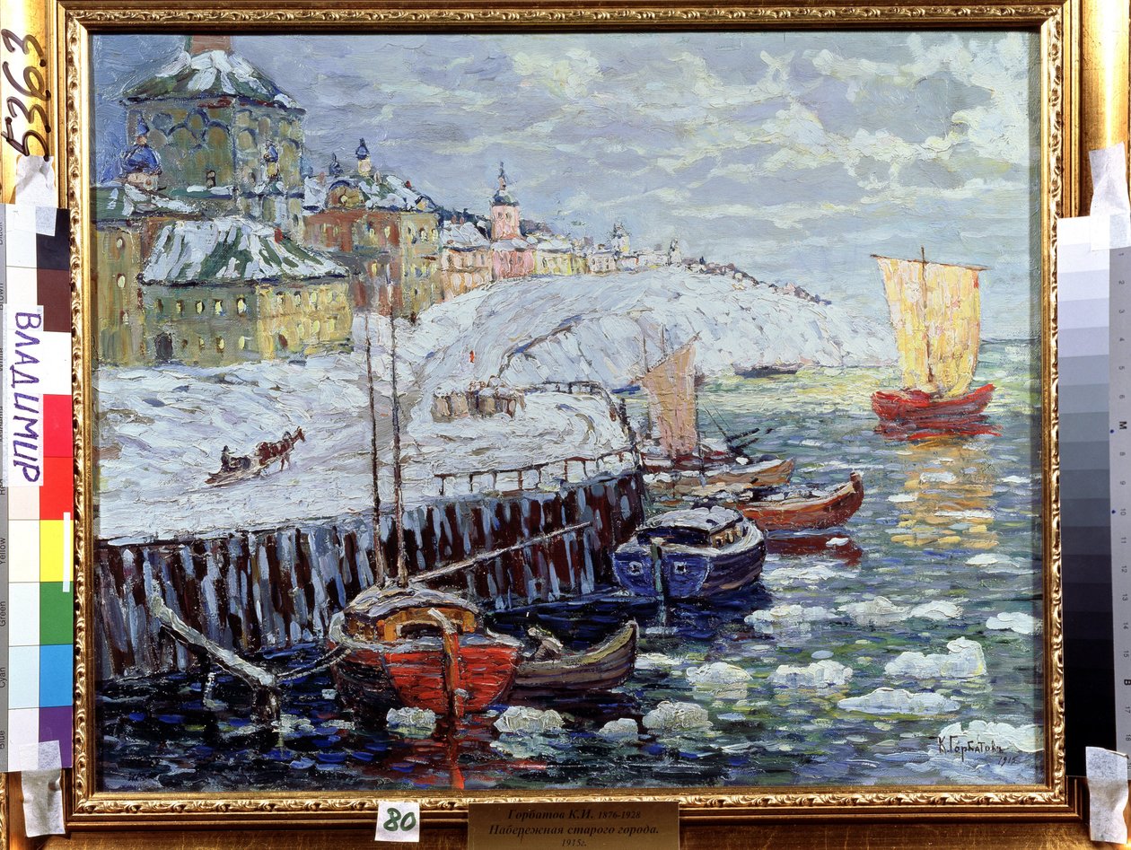 Berge dans une vieille ville russe. Description des quais où sont amarrées des barques sur une rivière couvertes de blocs de neige, à l
