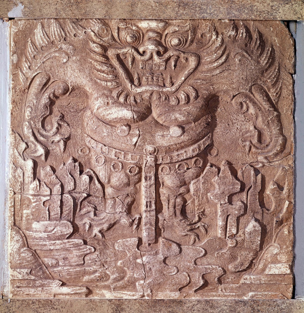Art coréen : brique en terre cuite grise représentant un monstre. Royaume de Paekche (ou Paikchei ou Baekje), Corée. 7e siècle. Musée national de Corée - Korean School