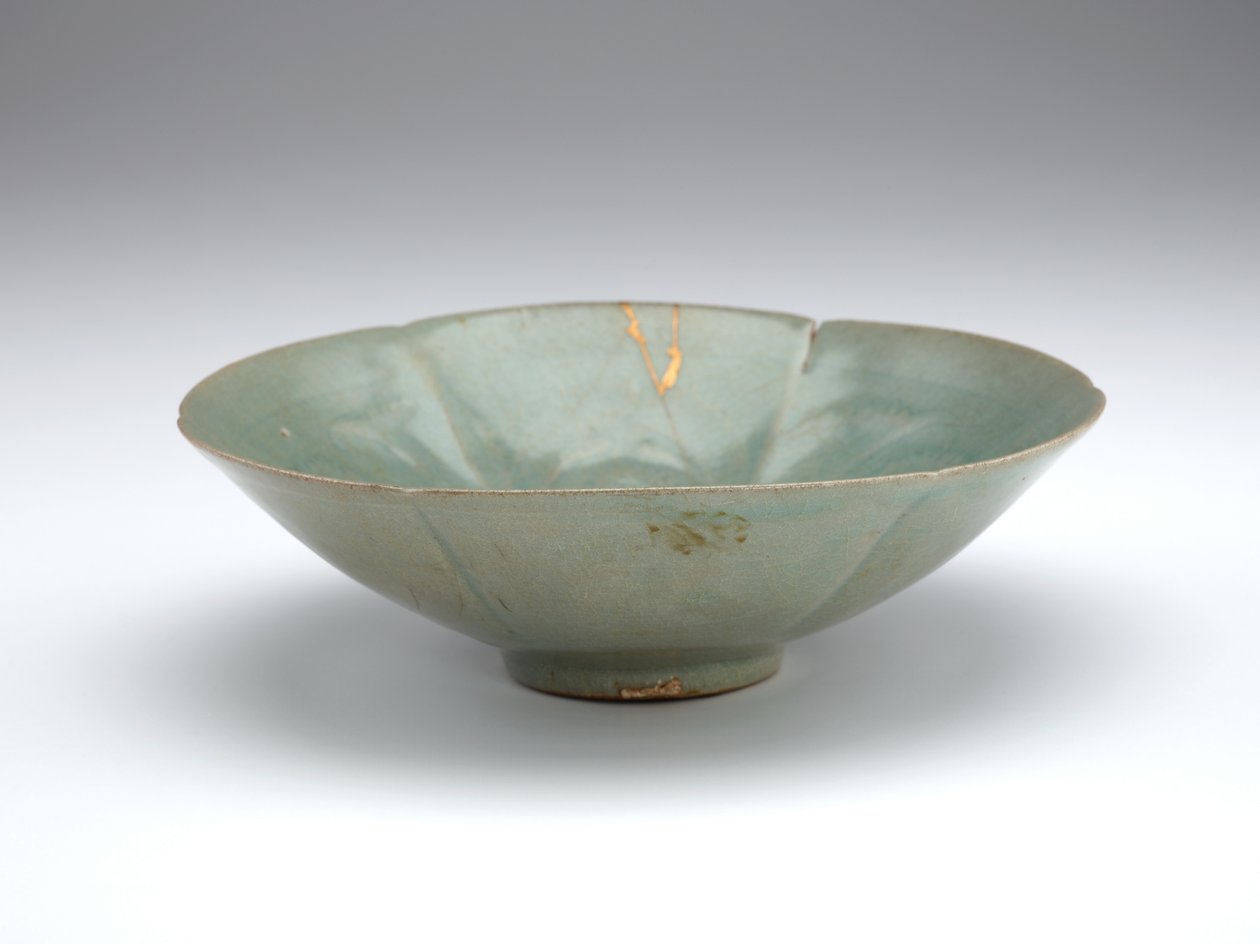 Bol avec forme moulée à six lobes et motif de pivoine - Korean School