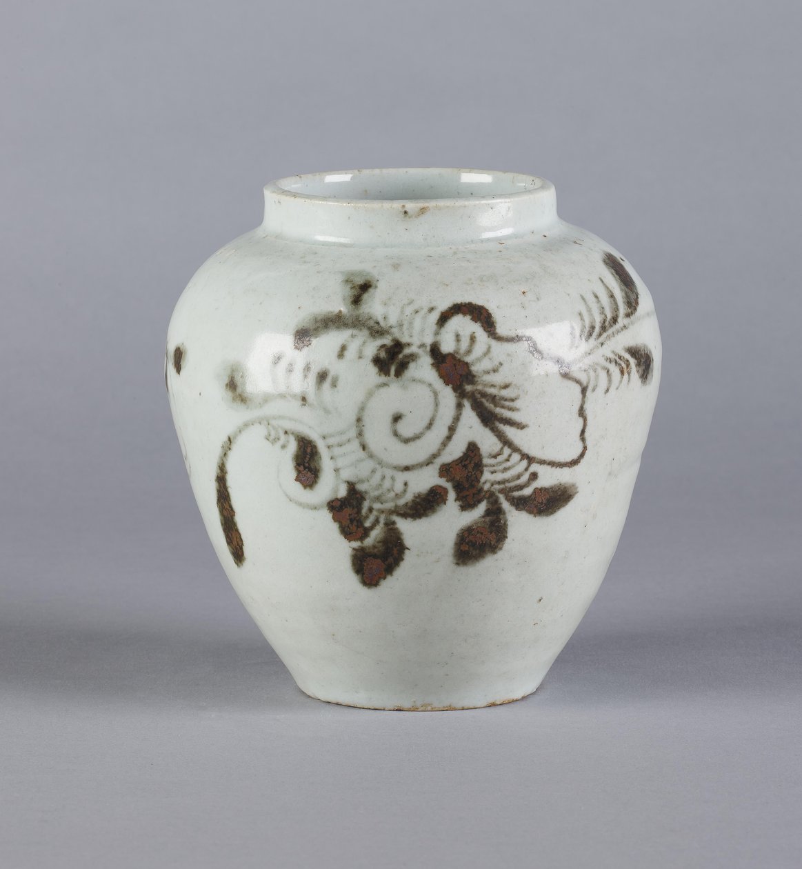 Pot avec motif floral, dynastie Yi, 1392-1910 - Korean School