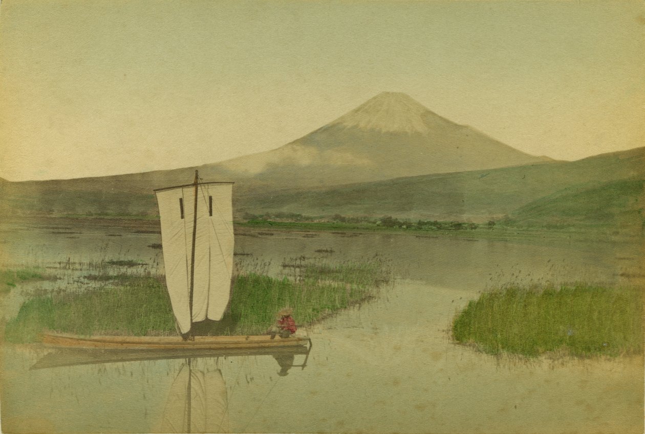 Japon : Mont Fuji-Yama (Fuji Yama) avec un voilier au premier plan sur le lac Hokome - Kusakabe Kimbei