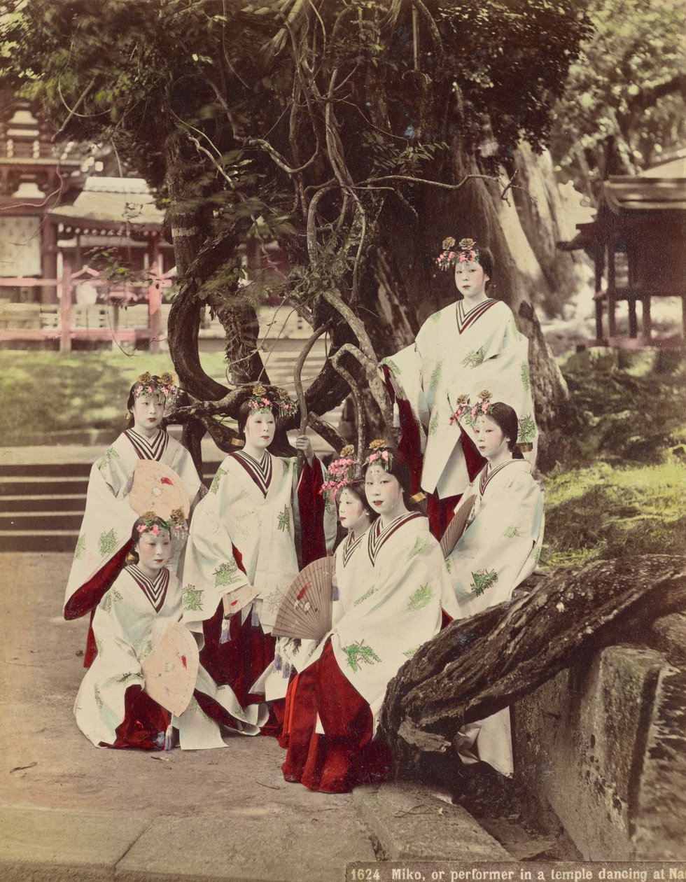 Miko, ou Danse dans un temple à Nara, c.1890 - Kusakabe Kimbei
