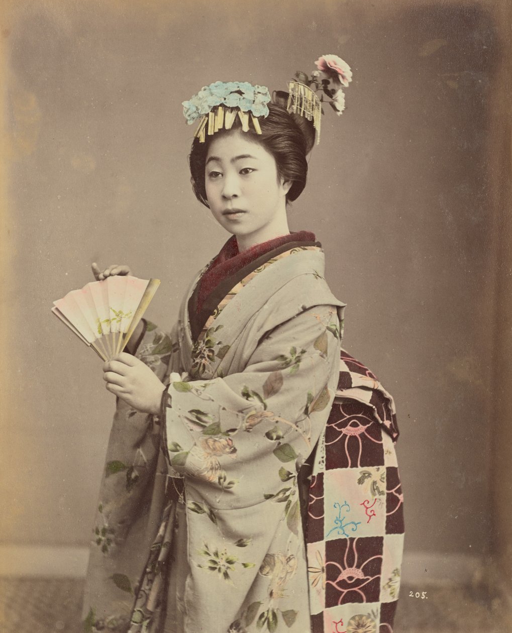 [Jeune femme avec un éventail] - Kusakabe Kimbei