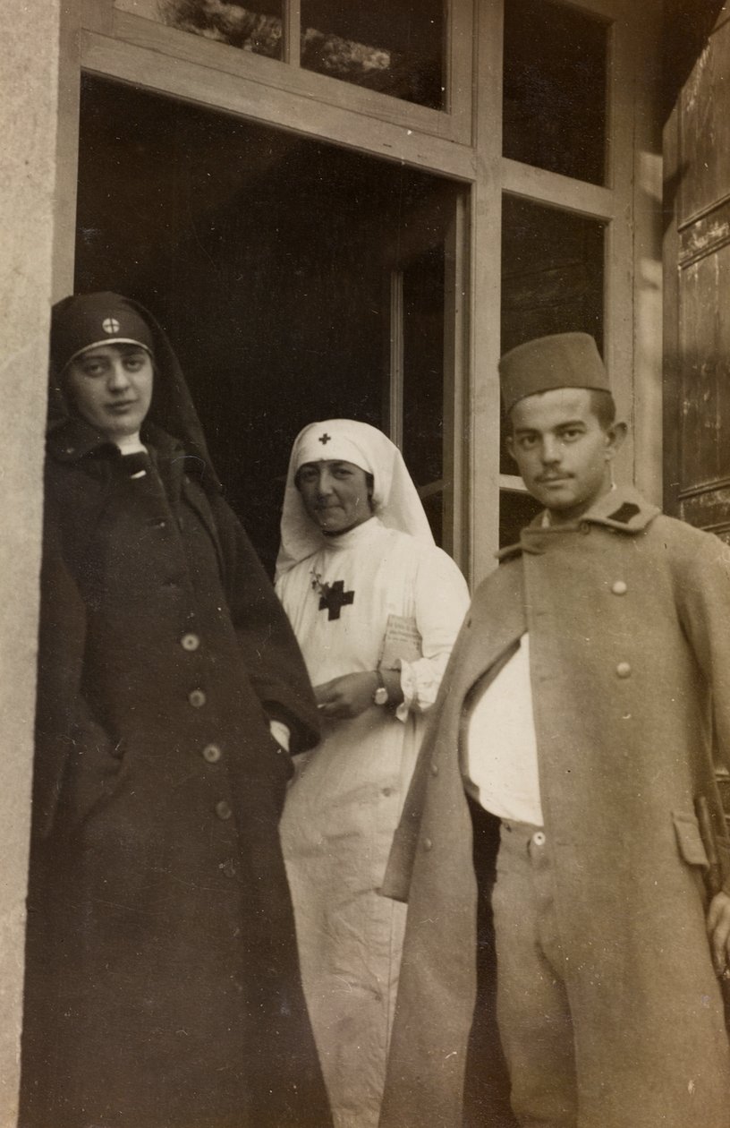 Album de la Première Guerre mondiale en Frioul-Vénétie Julienne: Portrait de deux infirmières de la Croix-Rouge avec un prisonnier cadet autrichien à la Villa Brazzà, siège de l